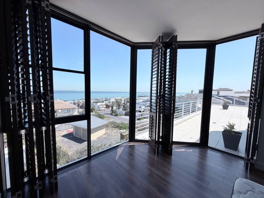 3 Bedroom Property for Sale in Bloubergstrand Western Cape